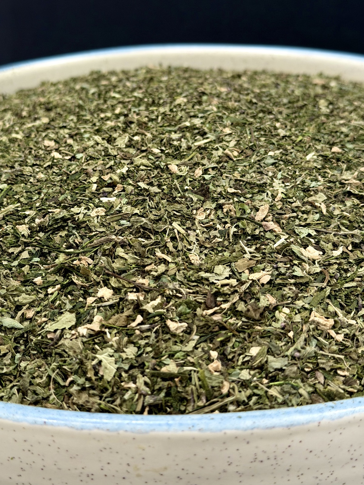 Fine leaf and stem textures in the composed tea blend
